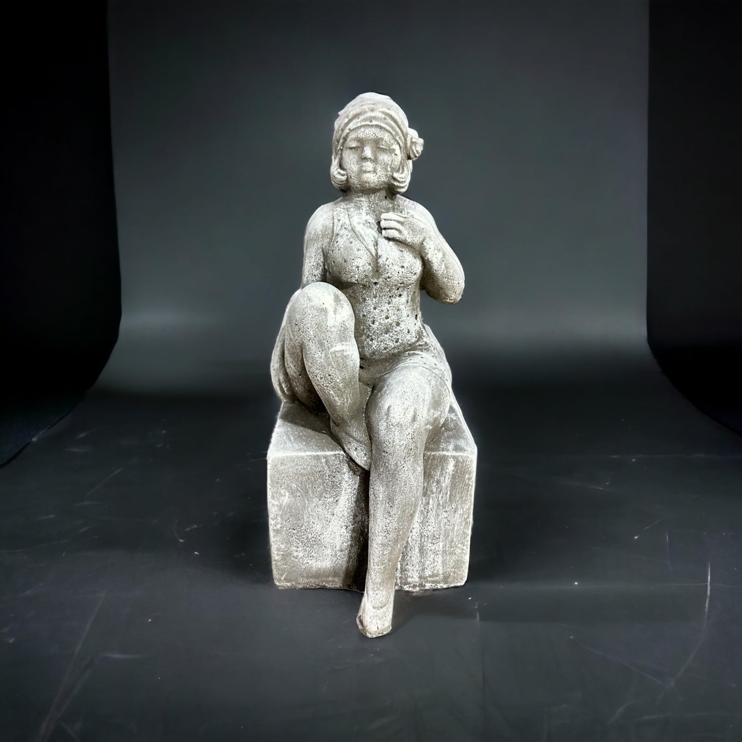 Badenixe auf einem Sockel als Steinfigur für besondere Dekoration Frostischer und Witterungsbeständig
