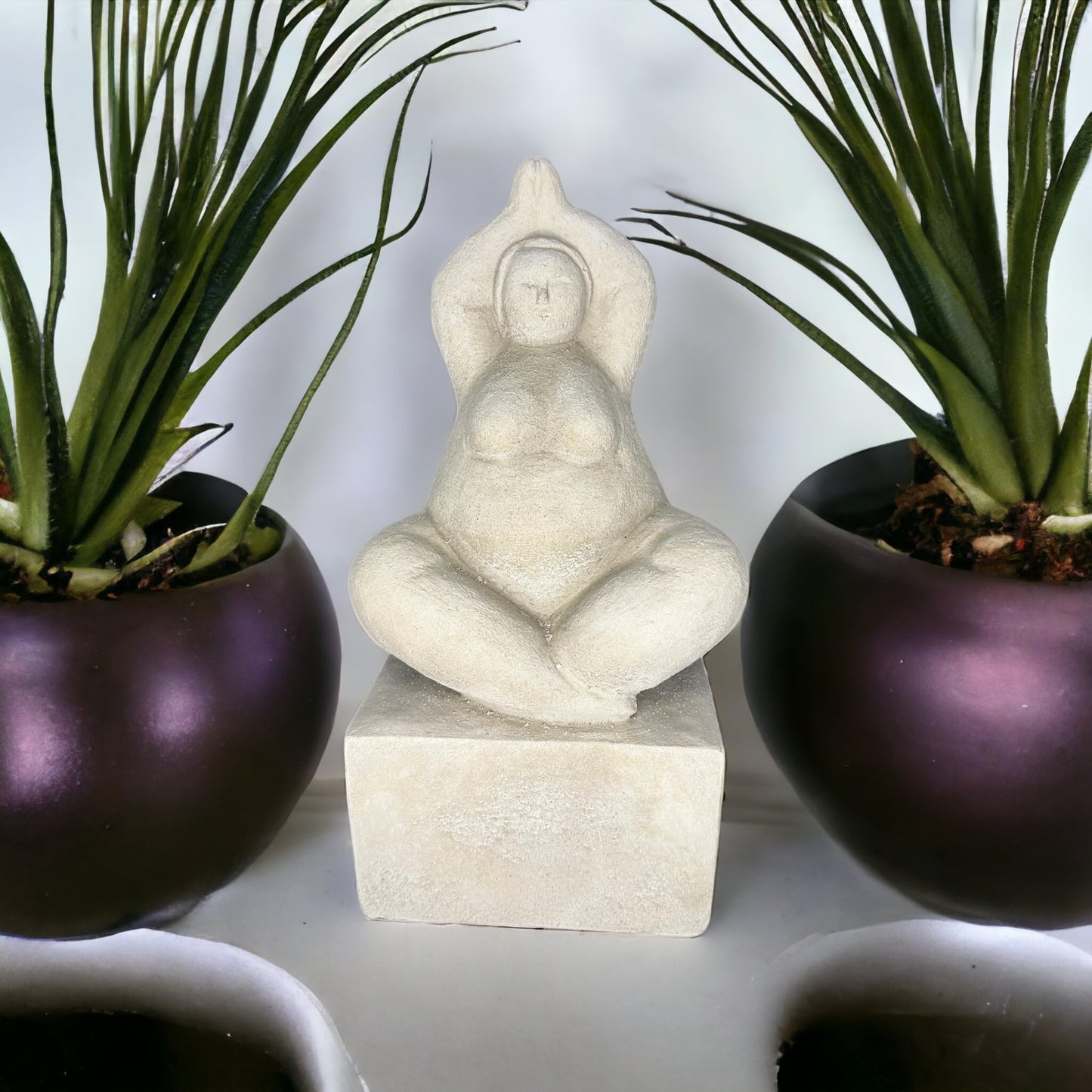 Yoga Dame Melanie auf Sockel, Steinfigur aus eigener Herstellung