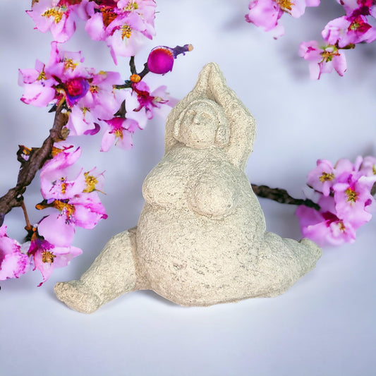 kleine Yoga-Dame Ulrike - Steinfigur handgefertigt in Deutschland frostresistent und witterungsbeständig