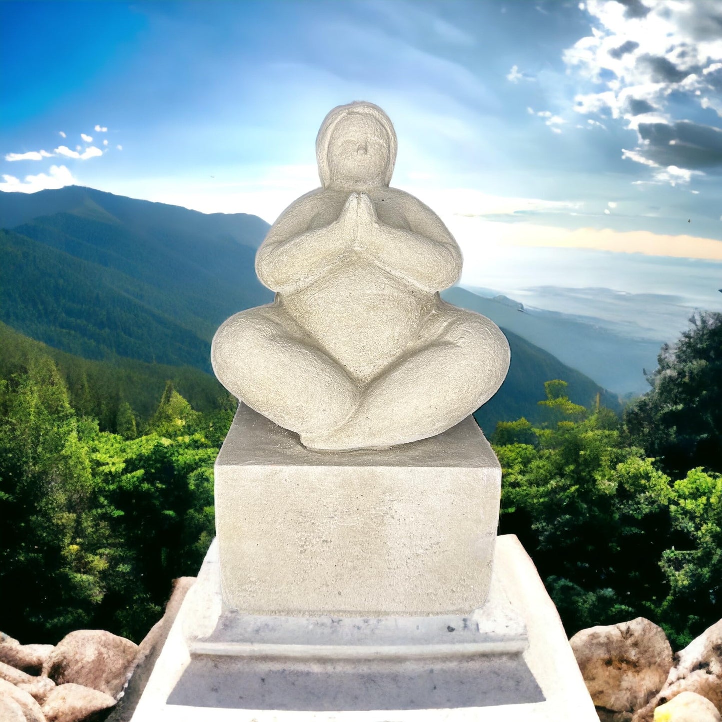 Yoga Dame Iris auf Sockel aus Steinguss, Steinfigur aus eigener Herstellung