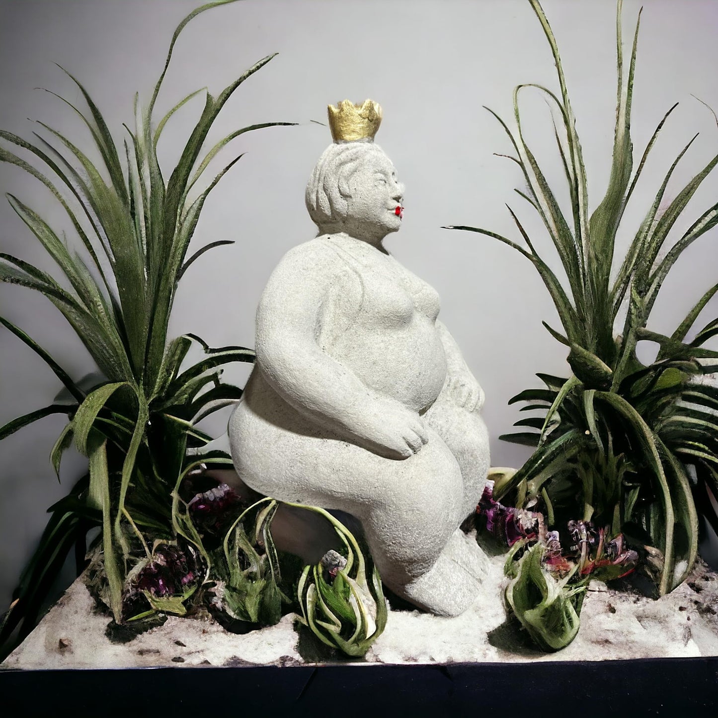 Kantenhocker - Eva auf Kante sitzend mit Goldener Krone - Massiver Steinguss aus eigener Produktion in Deutschland - H/B/T 41/12/15 cm, ca. 4,4 kg