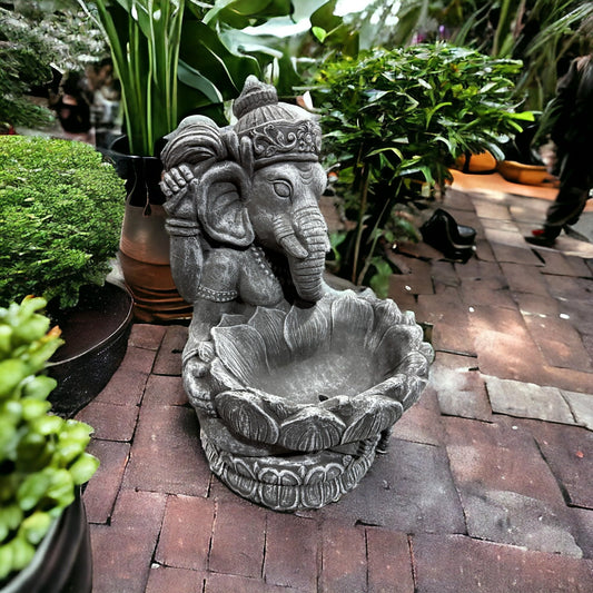 Ganesha mit Großer Lotusblüte - Pflanzbarer Steinguss für spirituelle Gärten, frostsicher