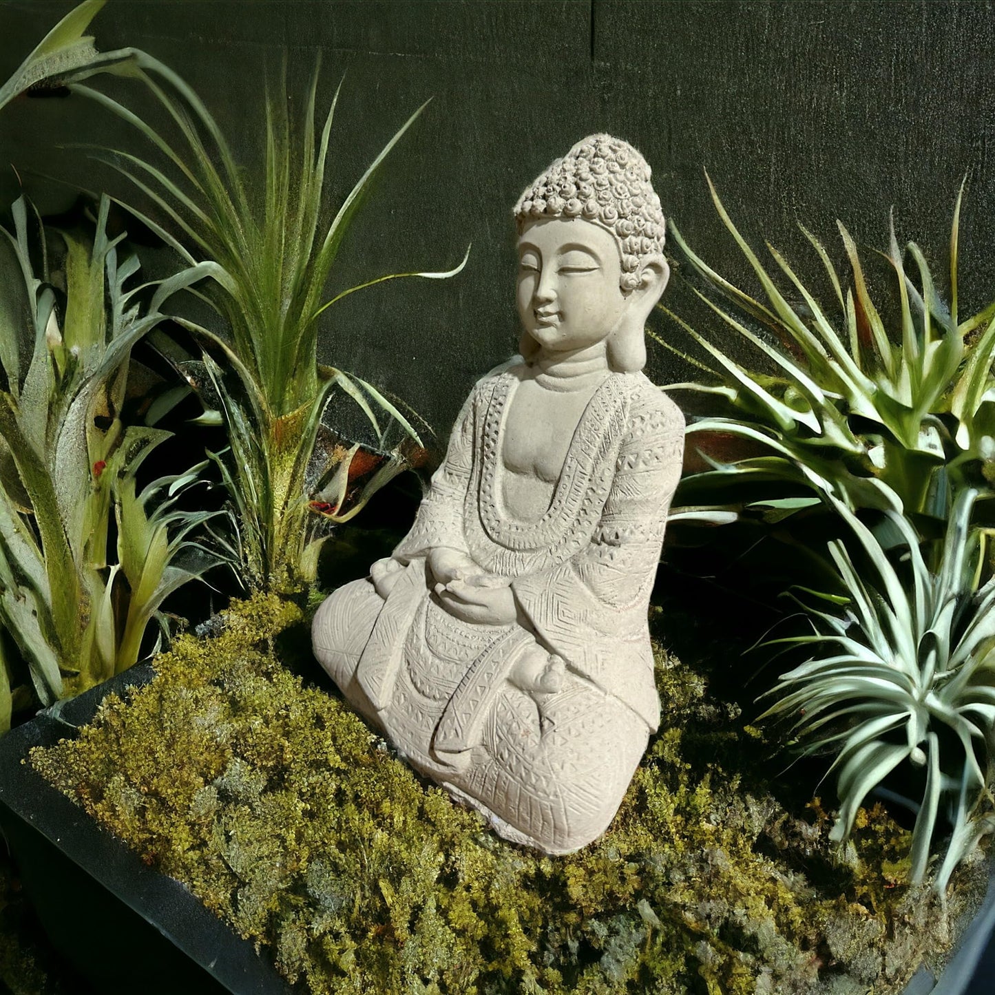 Frostsichere sitzende Buddha Steinfigur - Handgefertigt in Deutschland - H 22cm x B 14cm x T 8cm
