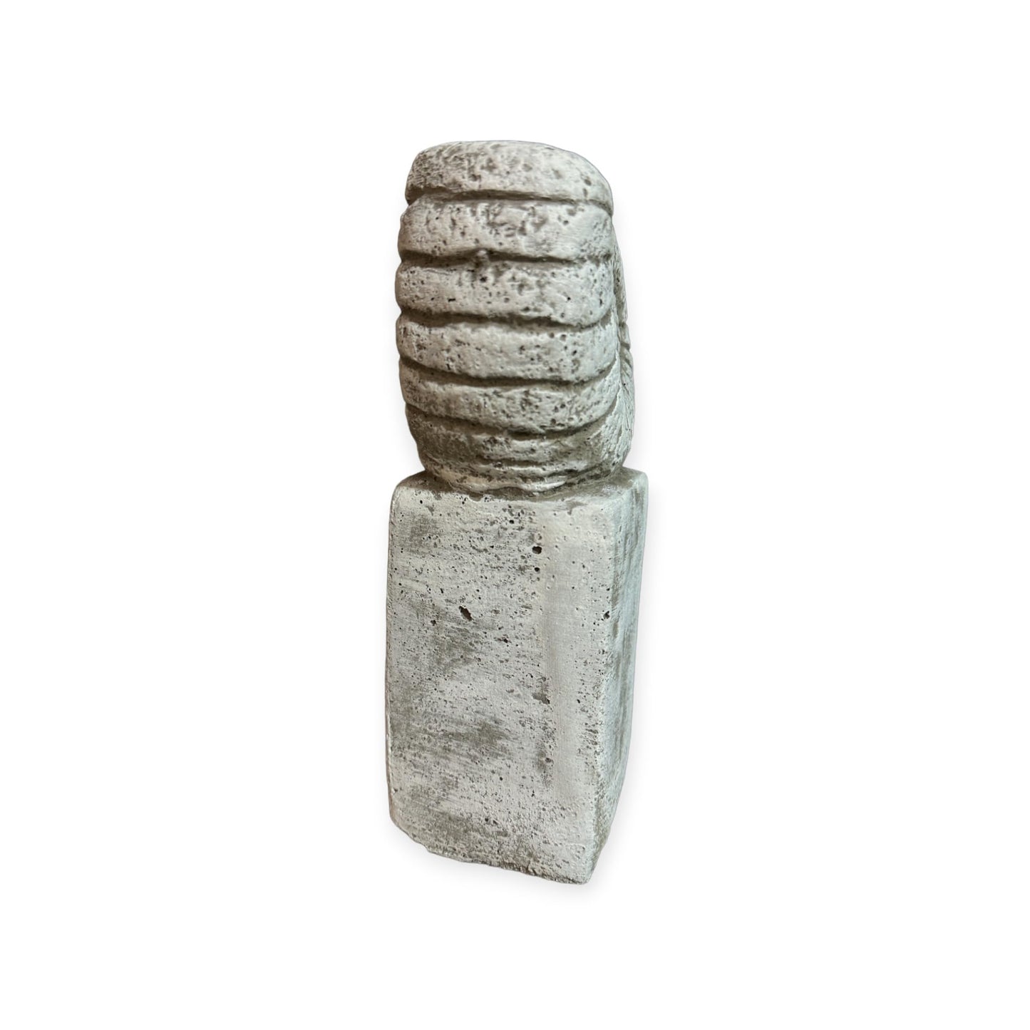 Ammonit auf Säule in Grau: Massiver Steinguss, 4kg, 27x14x9 cm, Frostsicher