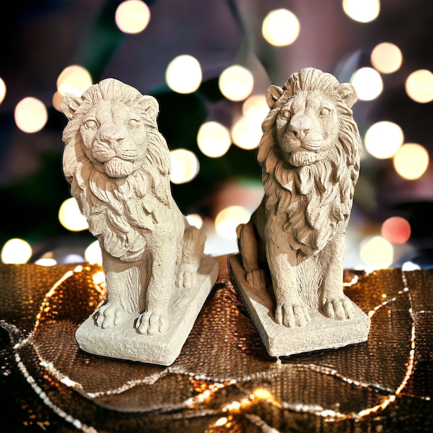 2er Set frostfeste Löwenfiguren Ari & Lev auf Sockel aus Deutschland - Robuste Steinfiguren für Garten und Terrasse