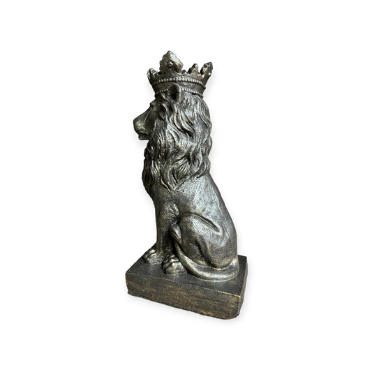 Majestätische Löwen-Steinfigur, die den kraftvollen Löwenkönig mit Einer beeindruckenden Krone verkörpert.