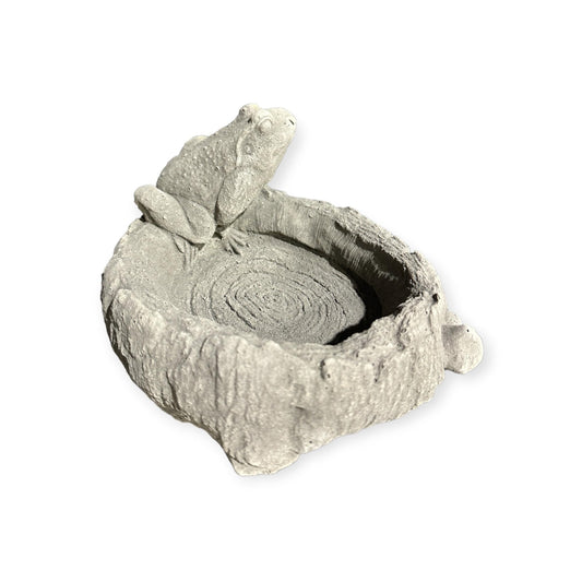 Vogeltränke mit sitzendem, realistisch gestaltetem Frosch (3 kg, 14/23/19 cm)