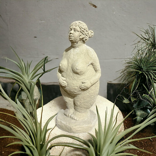 Elegante Steinfigur - Dicke Dame mit Zöpfen (H/B/T: 33/14/14 cm, 5,5 kg)