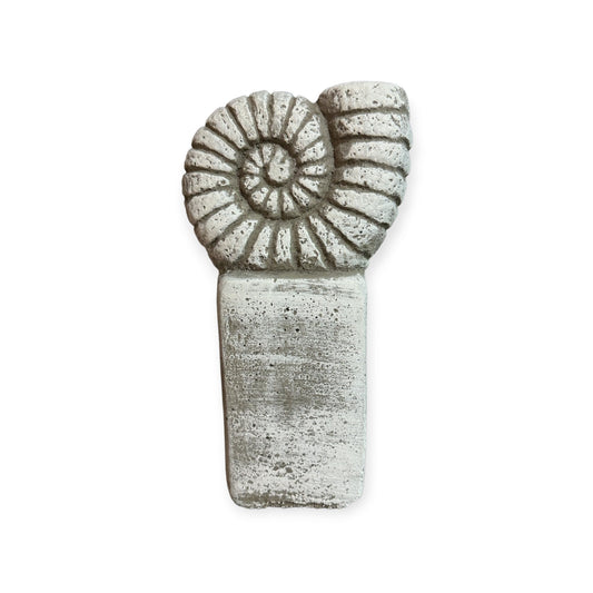 Ammonit auf Säule in Grau: Massiver Steinguss, 4kg, 27x14x9 cm, Frostsicher