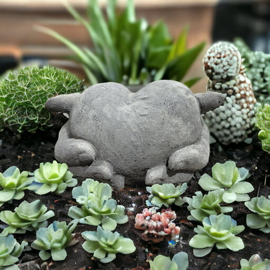 Herz in Hand Steinfigur - Handgefertigtes, Frostsicheres Betonherz aus Deutscher Produktion - 10/17/17 cm, Ca. 2,2 kg für Haus und Garten
