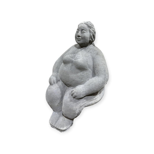 Kantenhocker - Eva auf Kante sitzend - Massiver Steinguss aus eigener Produktion in Deutschland - H/B/T 41/12/15 cm, ca. 4,4 kg
