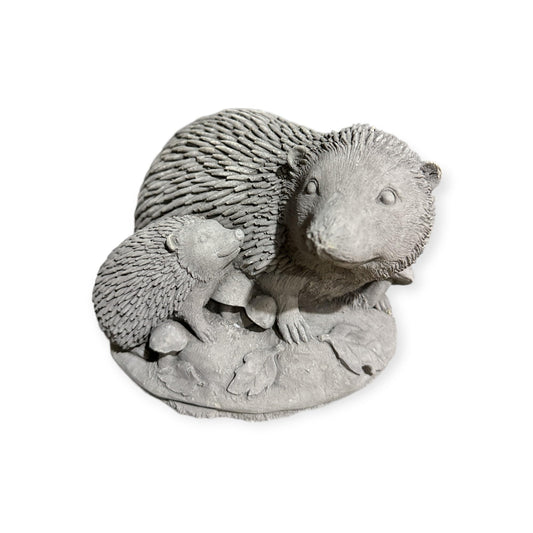 Liebevolle Igel-Familie - Steinfigur für unvergessliche Gärten (Maße: H/B/T 12/20/14 cm, ca. 3,75 kg)
