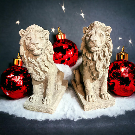 2er Set frostfeste Löwenfiguren Ari & Lev auf Sockel aus Deutschland - Robuste Steinfiguren für Garten und Terrasse