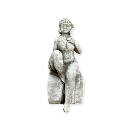 Badenixe auf einem Sockel als Steinfigur für besondere Dekoration Frostischer und Witterungsbeständig