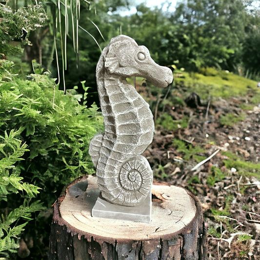 Frostsicheres Seepferdchen auf kleinem Sockel (60 cm Höhe, 15 cm Breite, 27 cm Tiefe) für stilvolle Außendekoration in Grau/Weiß