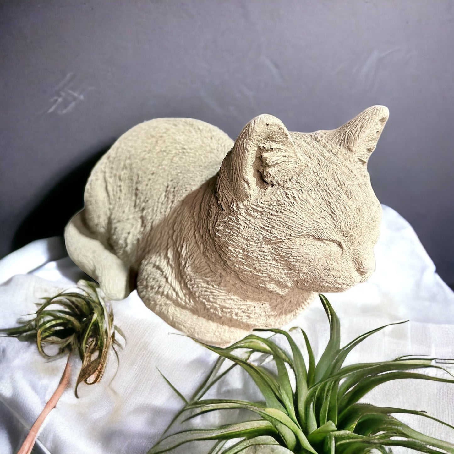 Steinfigur Katze Mia für Garten und Terrasse aus frostsicherem Steinguss
