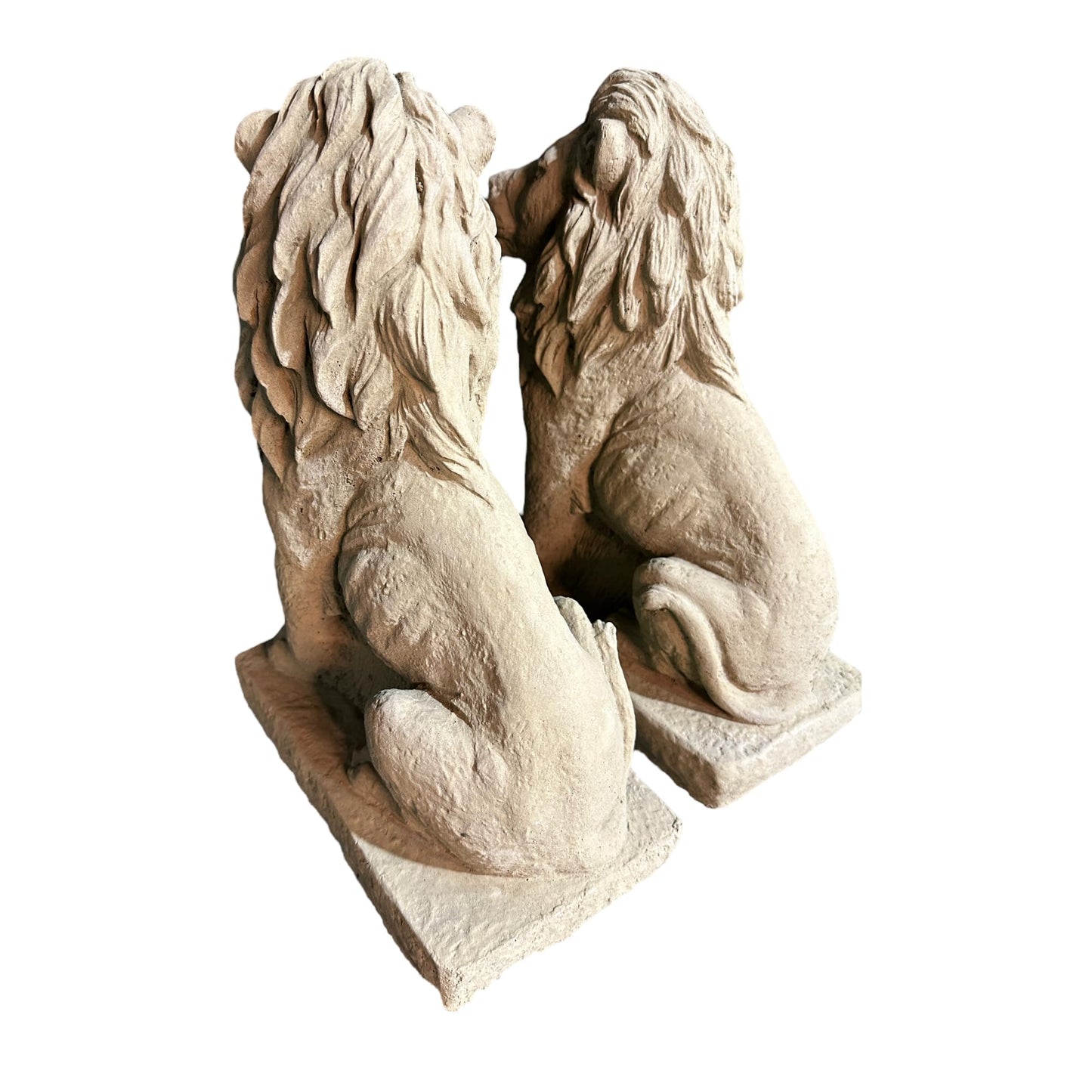 2er Set frostfeste Löwenfiguren Ari & Lev auf Sockel aus Deutschland - Robuste Steinfiguren für Garten und Terrasse