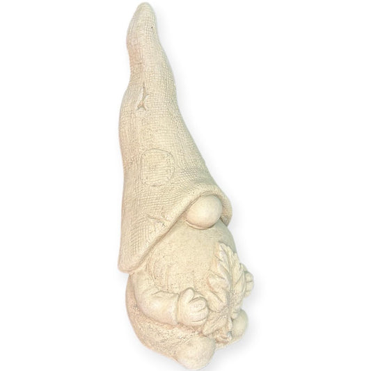 Lustiger Wichtel Paul mit Blatt vor dem Bauch - frostsicher und aus eigener Produktion