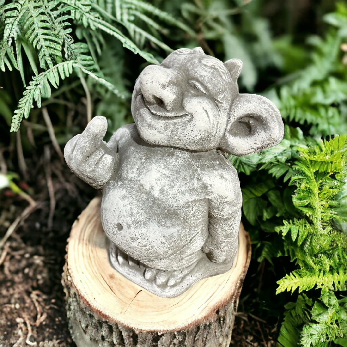 Frecher Gnom Stinkefinger - Handgefertigte, Frostsichere Beton-Steinfigur aus Deutscher Produktion - 24/16/16 cm, Ca. 4,5 kg