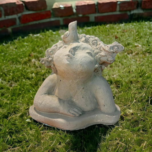 Kleine abstrakte Frauenbüste mit Vogel auf dem Kopf (Maße: 17/17/12 cm)