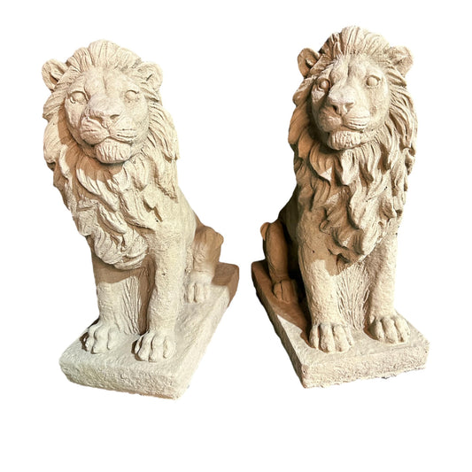 2er Set frostfeste Löwenfiguren Ari & Lev auf Sockel aus Deutschland - Robuste Steinfiguren für Garten und Terrasse