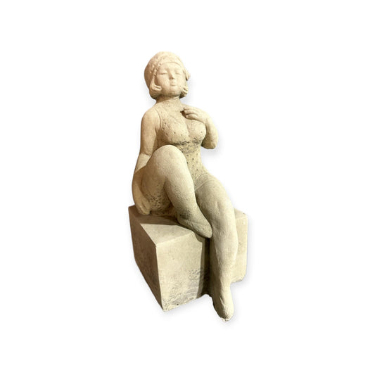 Badenixe auf einem Sockel als Steinfigur für besondere Dekoration