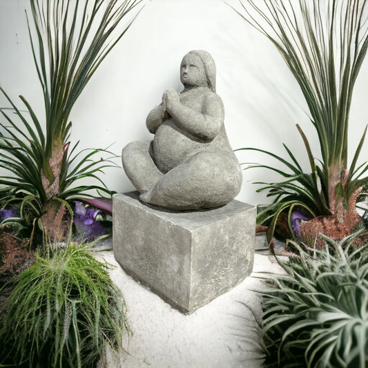 Yoga Dame auf Sockel