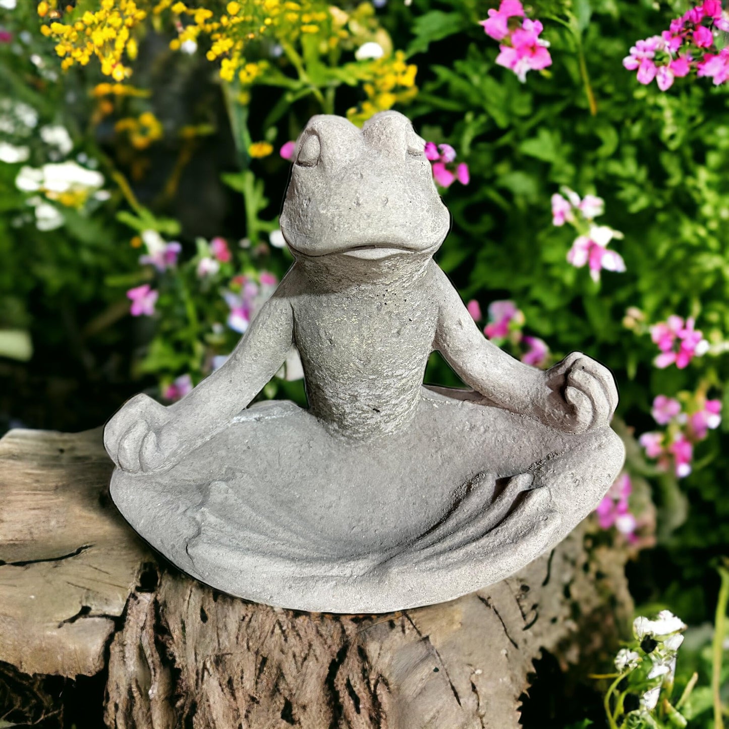 Frosch Rudi in Yogahaltung, Steinfiguren für Terrasse und Garten aus eigener Produktion