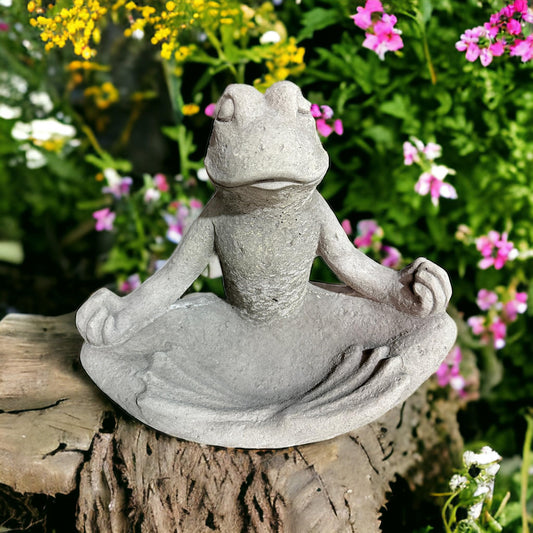Frosch Rudi in Yogahaltung, Steinfiguren für Terrasse und Garten aus eigener Produktion
