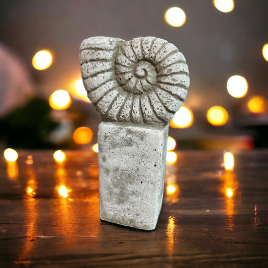 Ammonit auf Säule in Grau: Massiver Steinguss, 4kg, 27x14x9 cm, Frostsicher