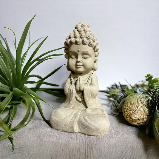 Liebenswerter Gartenmönch - Kleine Mönch-Figur für Zauberhafte Gärten (Maße H/B/T 26/12/9 cm, ca. 2,25 kg) Frostsichere Steinfigur aus Beton Sandsteinoptik
