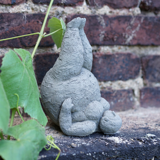 Yoga-Dame Steinfigur Kerzenhaltung – Frostfeste Gartendeko – Handgefertigt – Wetterfeste Yoga-Deko Kerzenpose – Made in Germany