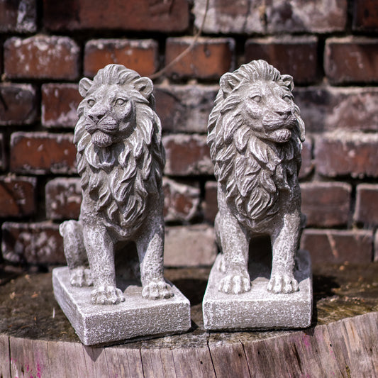 Löwenfigur auf Sockel 2er Set – Handgefertigte Steinfiguren – Frostfest & Wetterfest – Majestätische Gartendeko