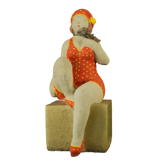 Dame Matilda – handbemalte Gartenfigur auf Sockel