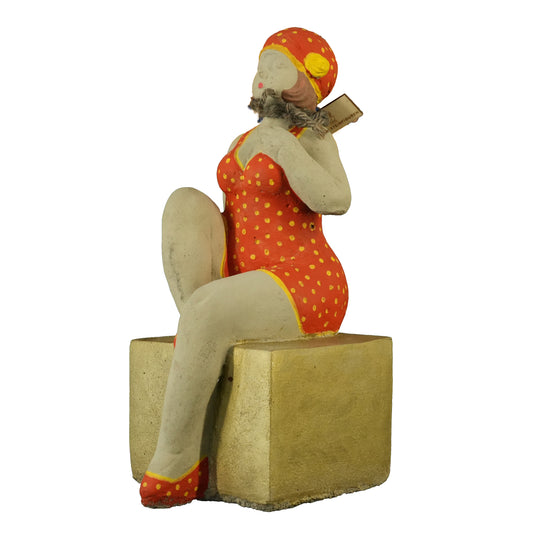 Dame Matilda – handbemalte Gartenfigur auf Sockel