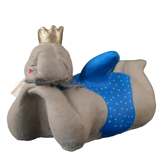 Dicke Prinzessin liegend – Handbemaltes Unikat in Blau mit goldener Krone | Frostfeste Gartenfigur