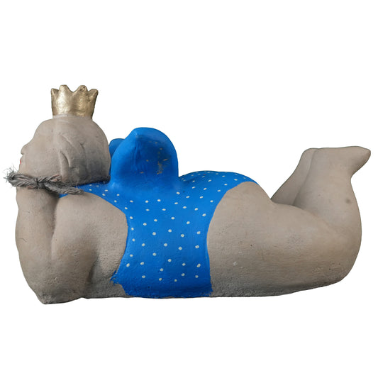 Dicke Prinzessin liegend – Handbemaltes Unikat in Blau mit goldener Krone | Frostfeste Gartenfigur