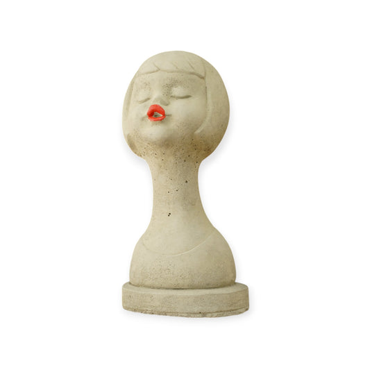 Frauenkopf Büste mit Kussmund – Handgefertigte Steinfigur für Garten & Zuhause – Frostfest
