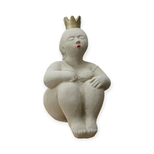 Sitzende Prinzessin Steinfigur – Frostsichere Gartendeko aus Steinguss – Handgefertigt in Deutschland – 28 cm
