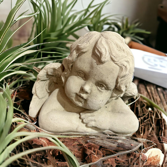 Kleine Engel-Steinfigur als sentimentale Dekoration. Gewicht: 2,2 kg; Maße: 14 cm Höhe, 16 cm Breite, 11 cm Tiefe. Frostsicherer Steinguss aus eigener Produktion in Deutschland.