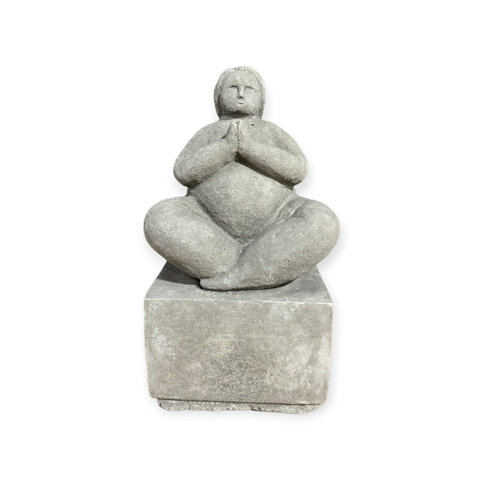 Yoga Dame auf Sockel