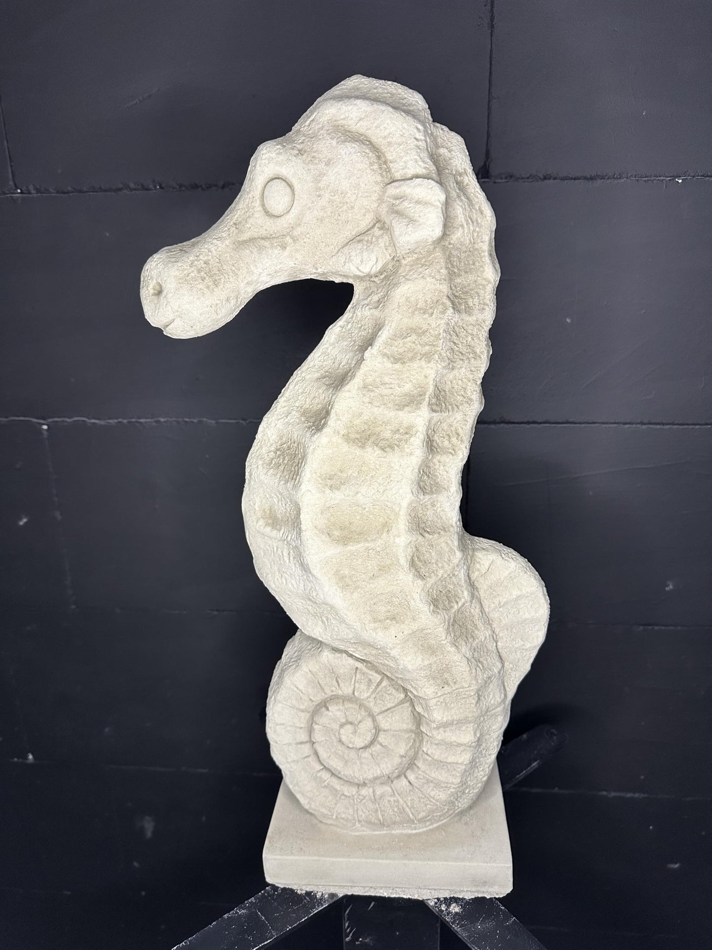 Exklusive Gartenkunst: Frostsicheres Seepferdchen auf kleinem Sockel (60 cm Höhe, 15 cm Breite, 27 cm Tiefe) für stilvolle Außendekoration für Haus und Garten