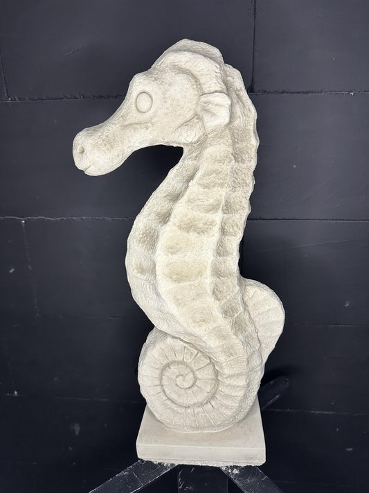 Exklusive Gartenkunst: Frostsicheres Seepferdchen auf kleinem Sockel (60 cm Höhe, 15 cm Breite, 27 cm Tiefe) für stilvolle Außendekoration für Haus und Garten