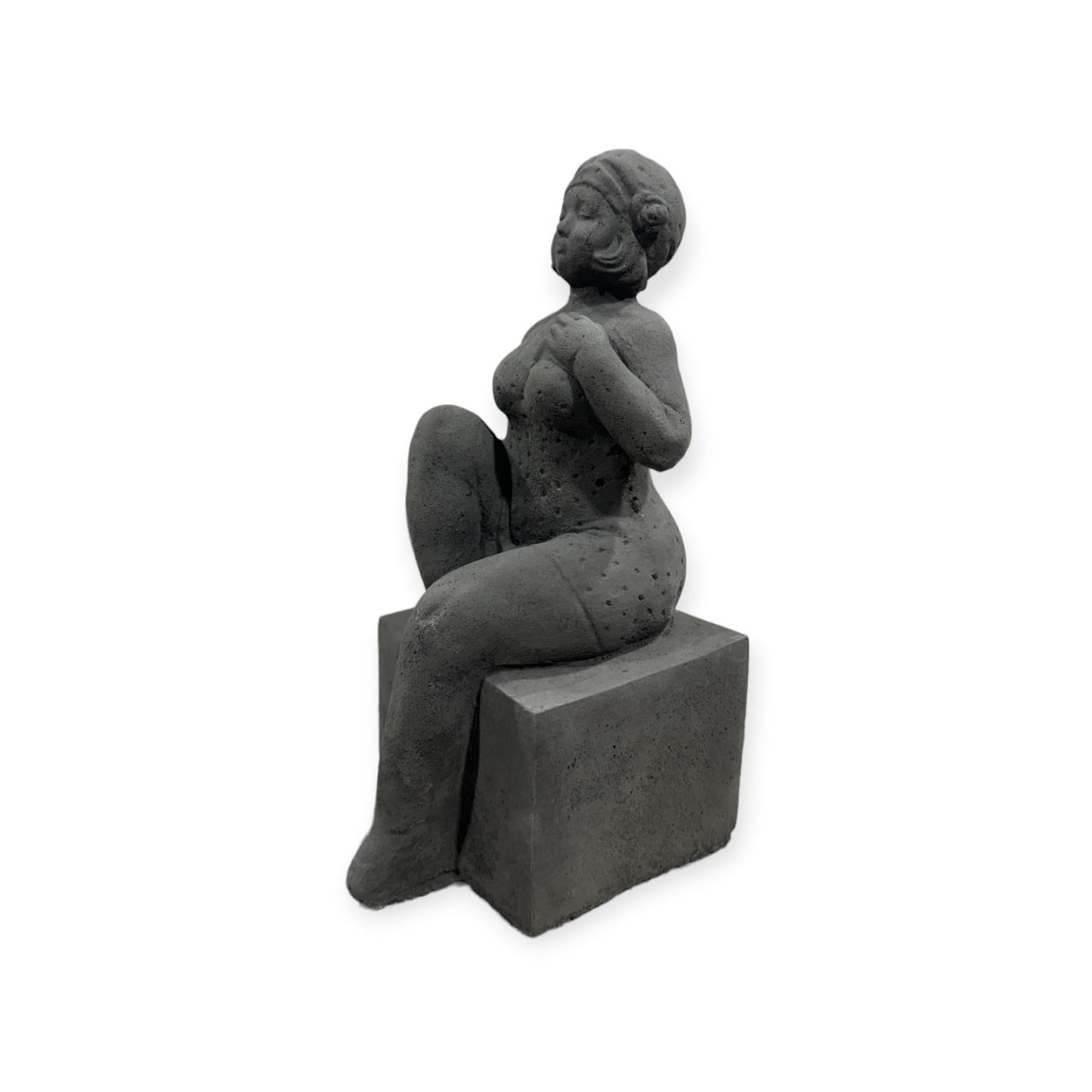Badenixe auf einem Sockel als Steinfigur für besondere Dekoration im Garten
