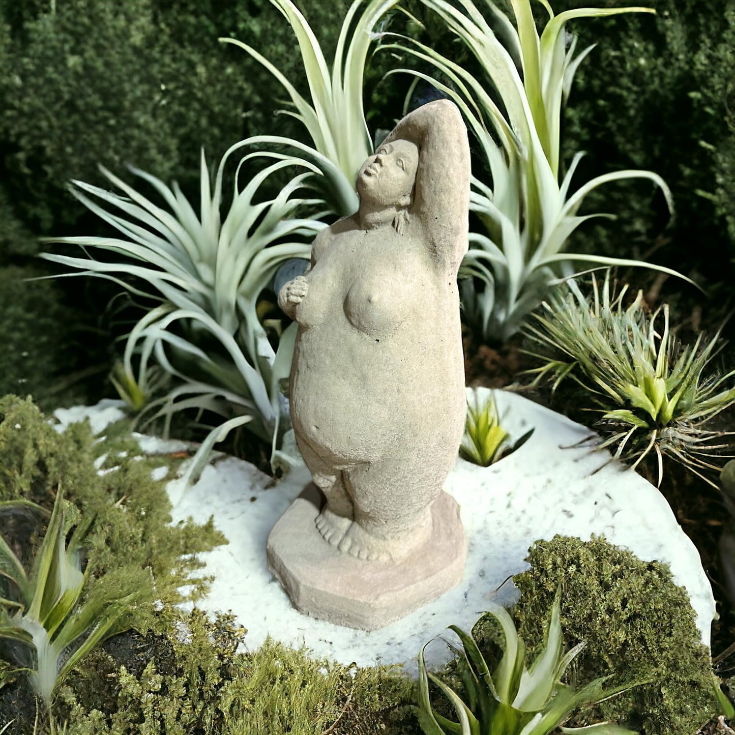 „Dicke Dame Hand über Kopf“  - Handarbeit aus frostsicherem Steinguss (Höhe 34cm / Breite 14cm / Tiefe 11cm)