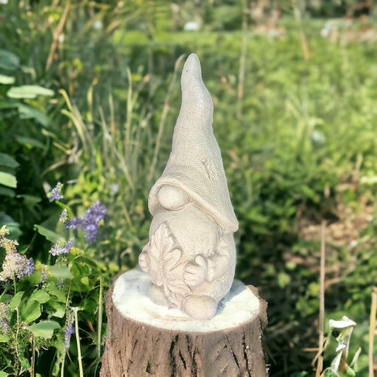 Lustiger Wichtel Paul mit Blatt vor dem Bauch - frostsicher und aus eigener Produktion