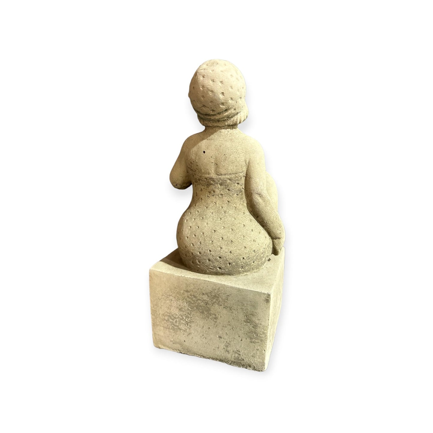 Badenixe auf einem Sockel als Steinfigur für besondere Dekoration
