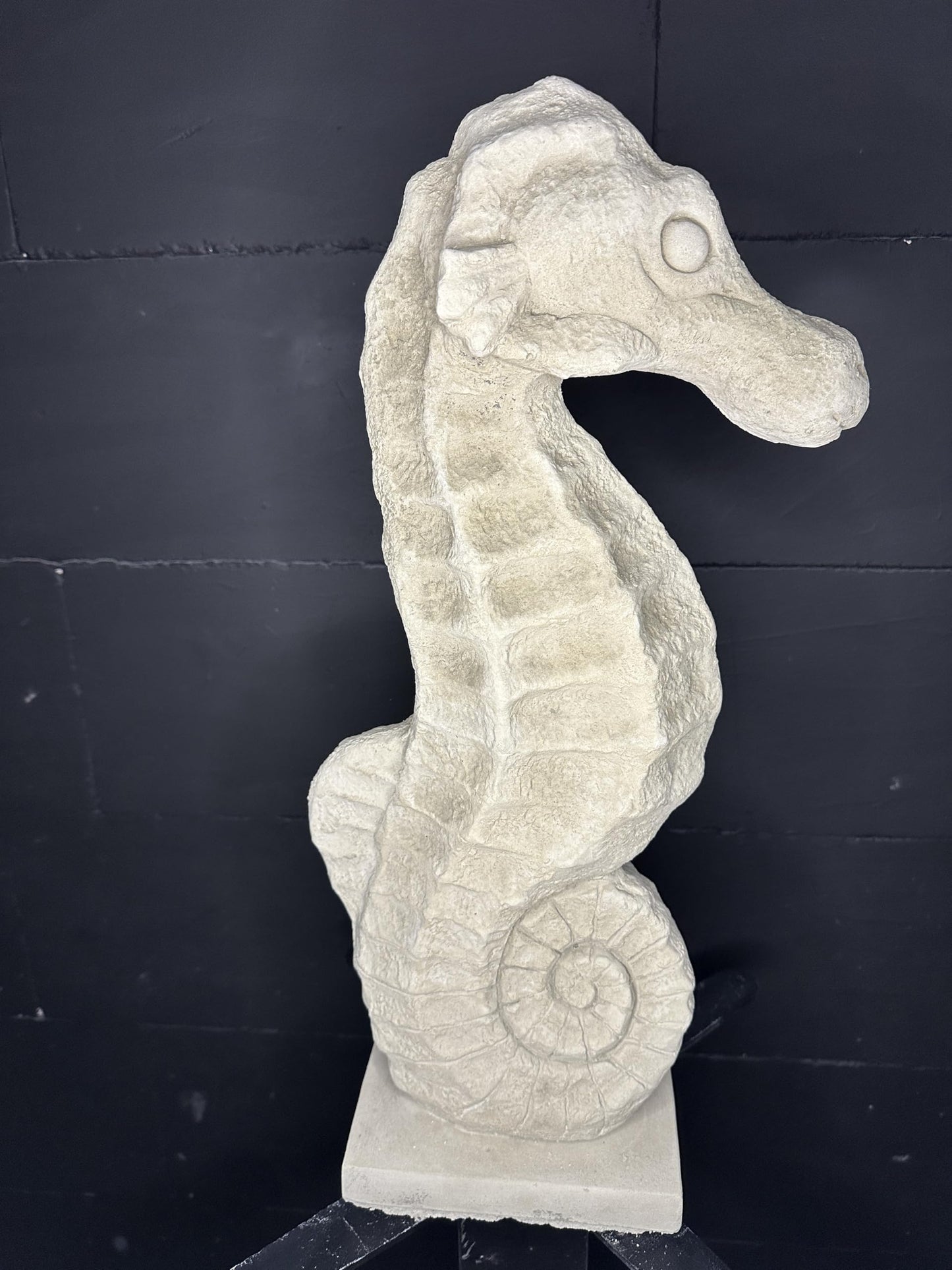 Exklusive Gartenkunst: Frostsicheres Seepferdchen auf kleinem Sockel (60 cm Höhe, 15 cm Breite, 27 cm Tiefe) für stilvolle Außendekoration für Haus und Garten