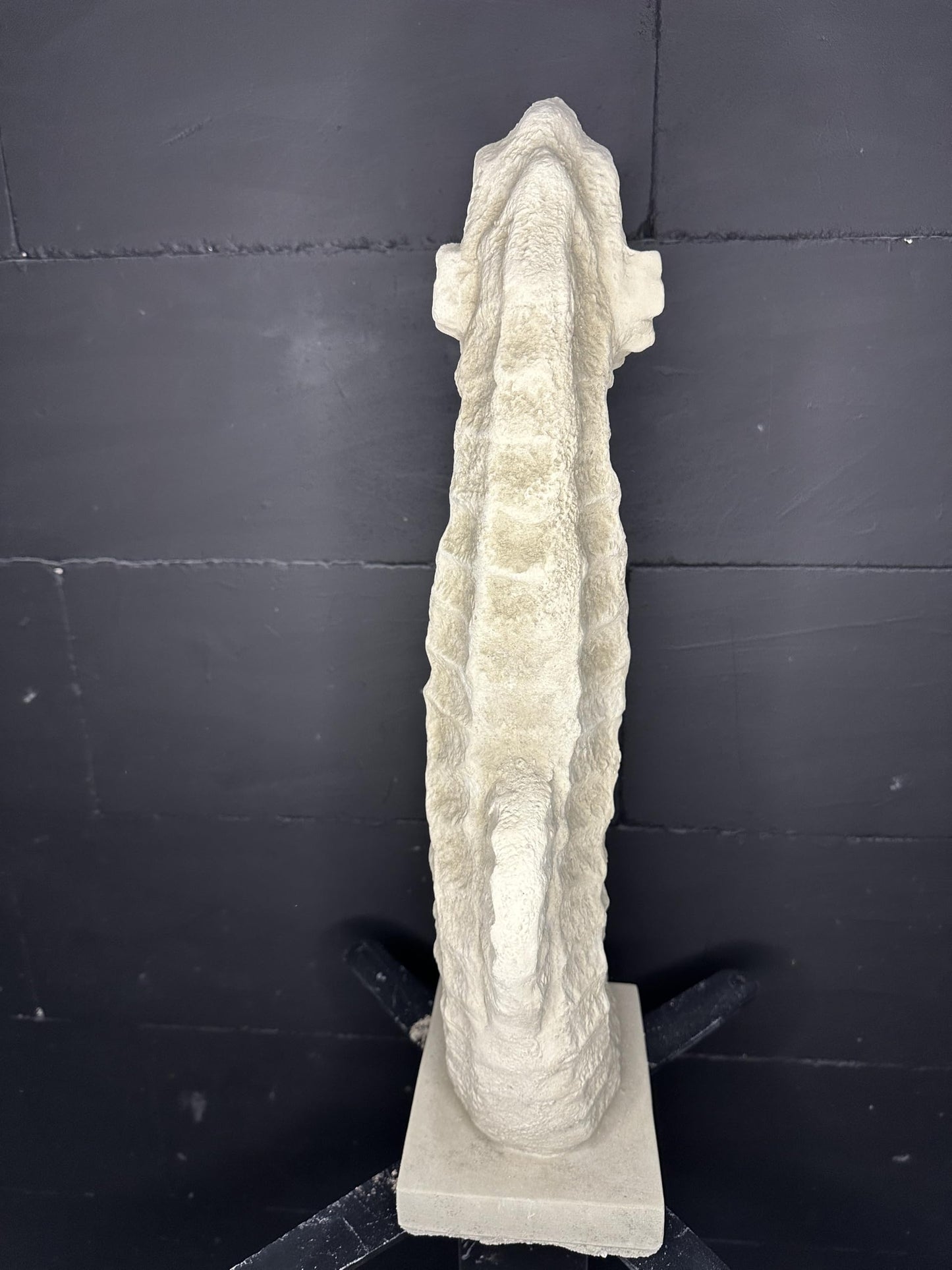 Exklusive Gartenkunst: Frostsicheres Seepferdchen auf kleinem Sockel (60 cm Höhe, 15 cm Breite, 27 cm Tiefe) für stilvolle Außendekoration für Haus und Garten