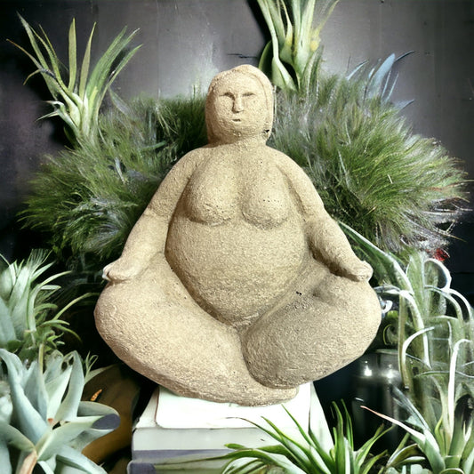 Dicke Dame Matilda in Yogapose als Massive Steinfigur. Frostsicher, Dekoration für Haus und Garten, Yoga Höhe: 20cm und ca 3kg